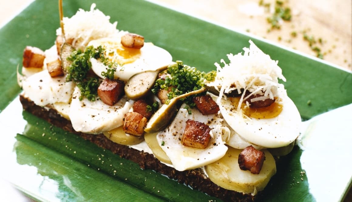 Inkokt torsk på rågbröd med ägg och sidfläsk