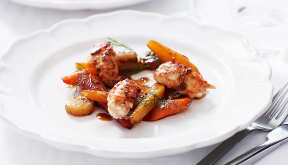 Råstekta norska havskräftor med dill och ingefärsglaserade rötter, samt skaldjurssky