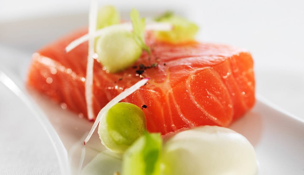 Ugnsbakad norsk fjordörret med rotsellerikräm och äpple