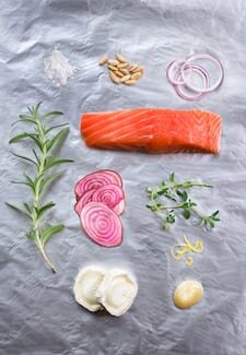 Lax i folie med rödbetor och chevré