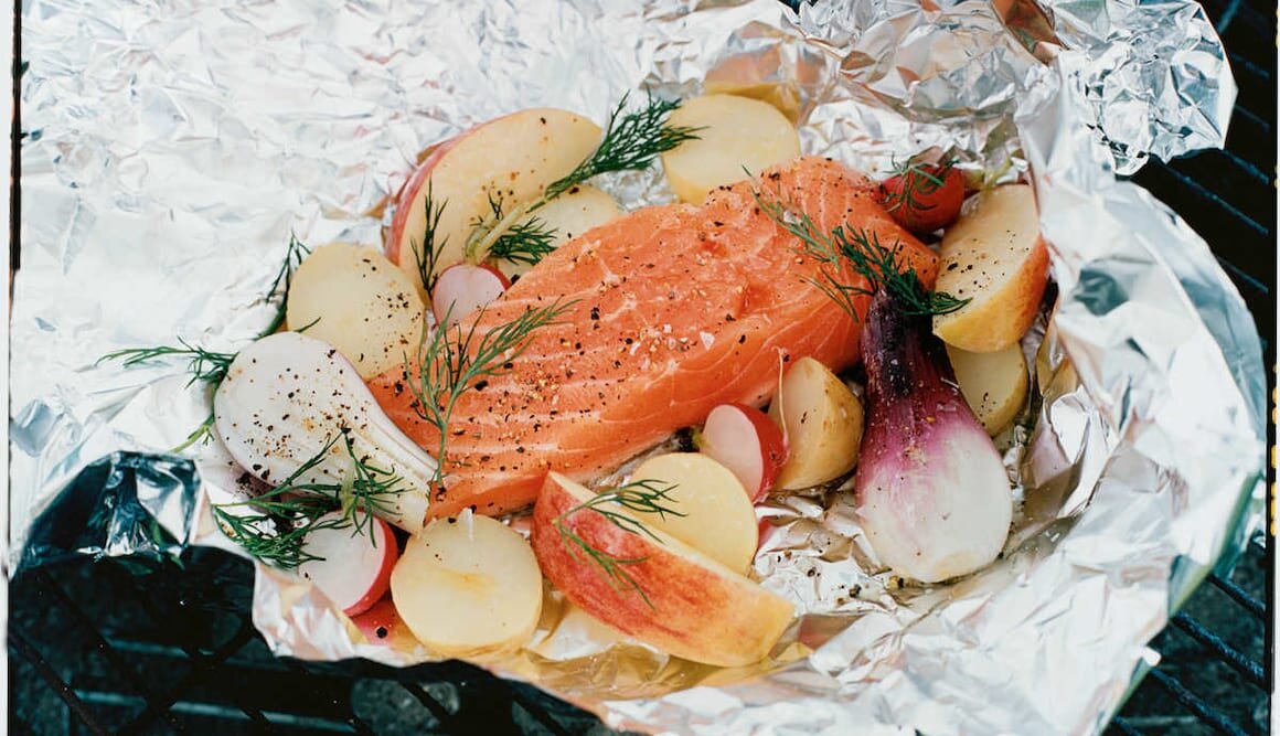 Lax i folie med potatis, äpplen, lök och dill