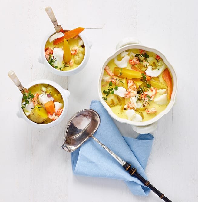 Saffransgul fiskgryta med skrei och kräftstjärtar