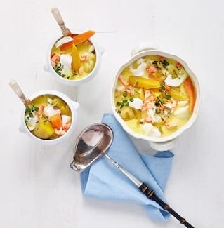 Saffransgul fiskgryta med skrei och kräftstjärtar