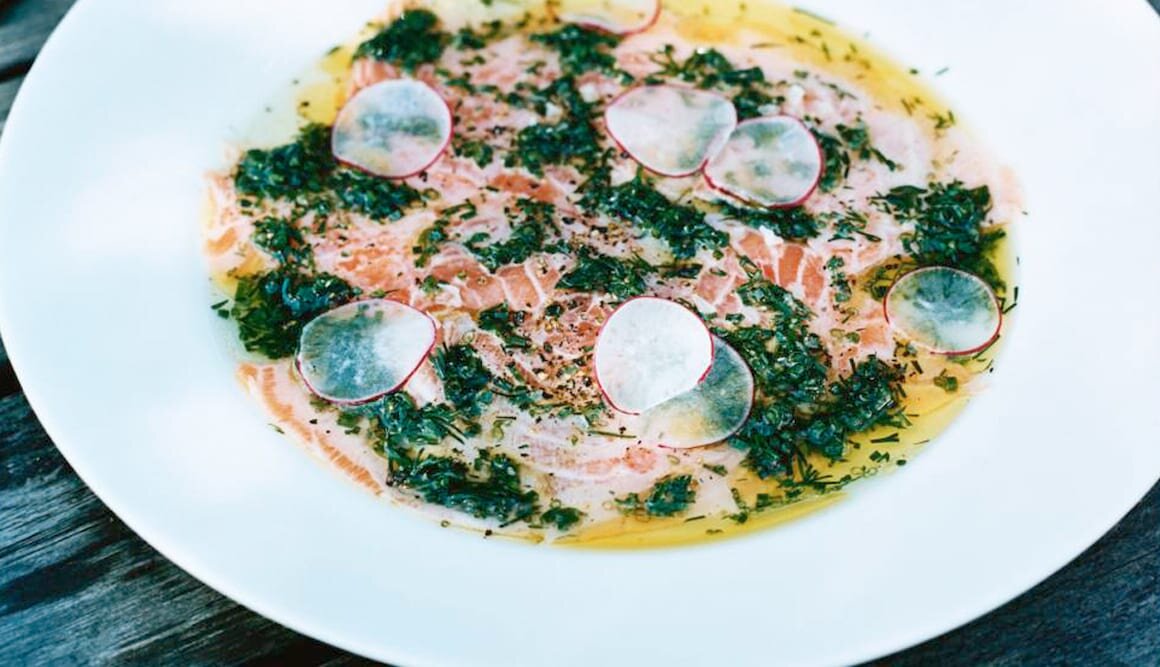 Citrusmarinerad norsk lax med gräslök, dill och rädisor