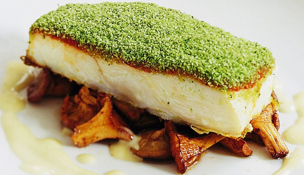 Ugnsbakad norsk hälleflundra med grönt örttäcke