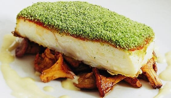 Ugnsbakad norsk hälleflundra med grönt örttäcke