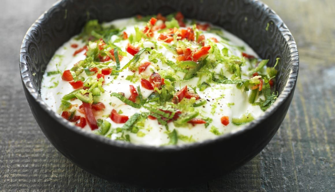 Yoghurt med chili, mynta och lime