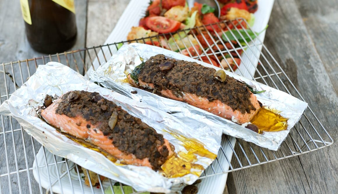 Olivbakad lax med toscansk brödsallad