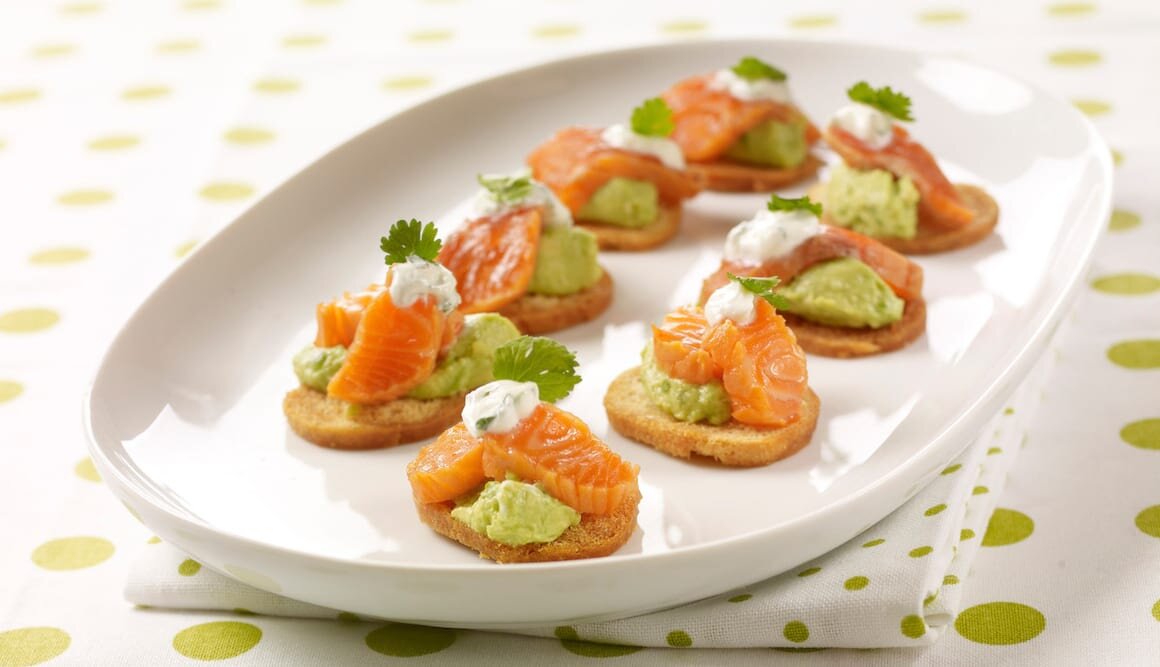 Sojamarinerad norsk fjordörret med avokadokräm och korianderyoghurt