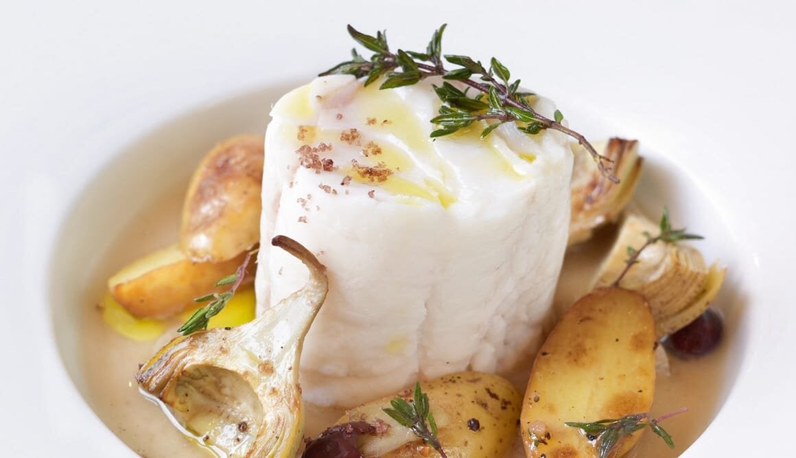 Skrei i kronärtskockelag med svarta oliver