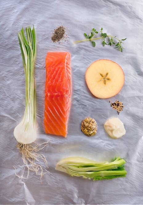 Lax i folie med färsk lök, fänkål och senap