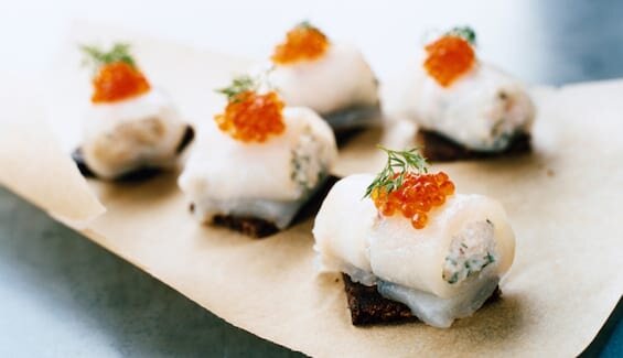 Torskrullader fyllda med skaldjur