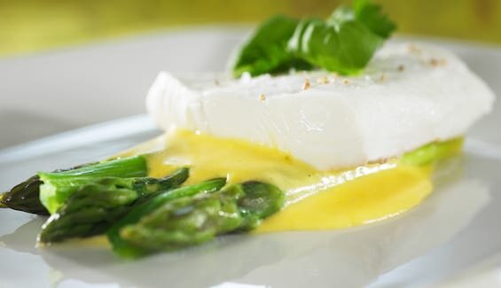 Norsk hälleflundra med sparris och hollandaisesås