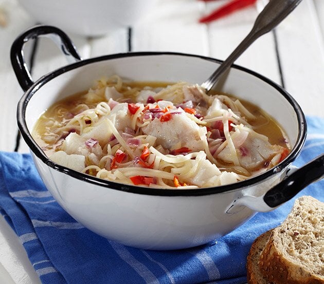 Asiatisk fiskgryta med torsk och nudlar