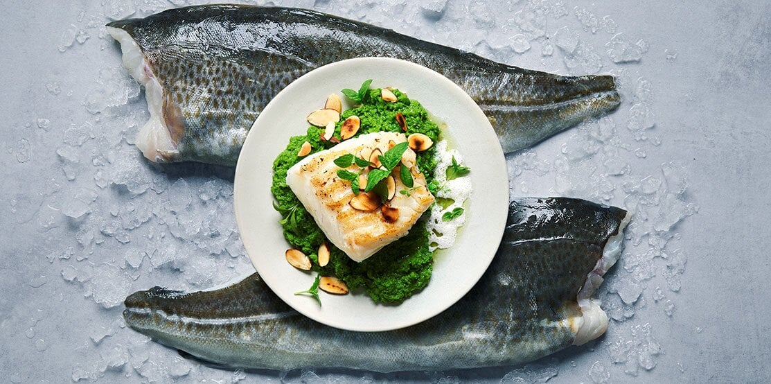 Grillad skrei med grönärtspuré, myntaolja och mandelskum