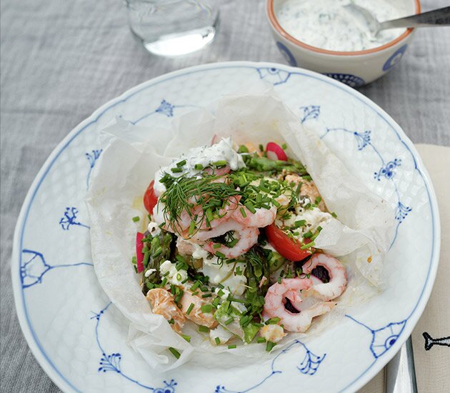 Fiskpaket på grillen med torsk, lax, räkor och dragonsmör