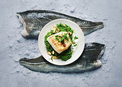 Grillad skrei med grönärtspuré, myntaolja och mandelskum