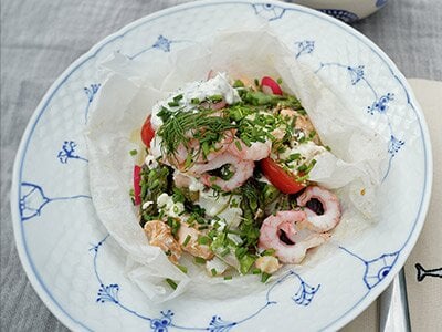 Fiskpaket på grillen med torsk, lax, räkor och dragonsmör
