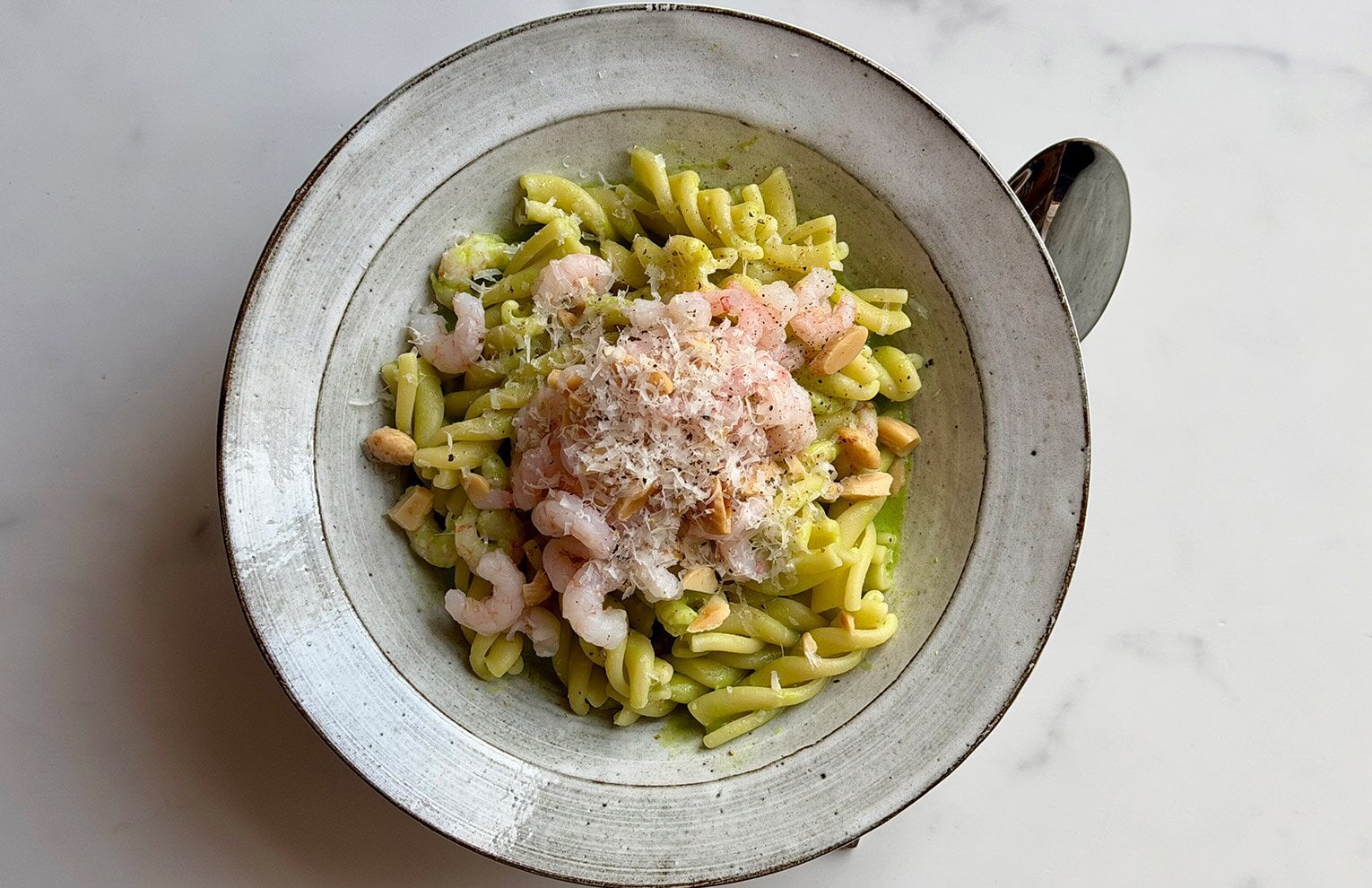 Ramslökspasta med norska räkor