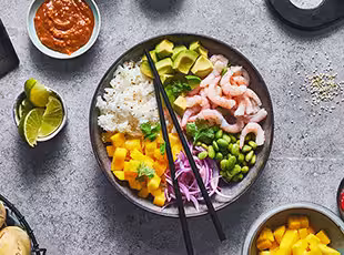 Pokebowl med räkor och jordnötsdressing