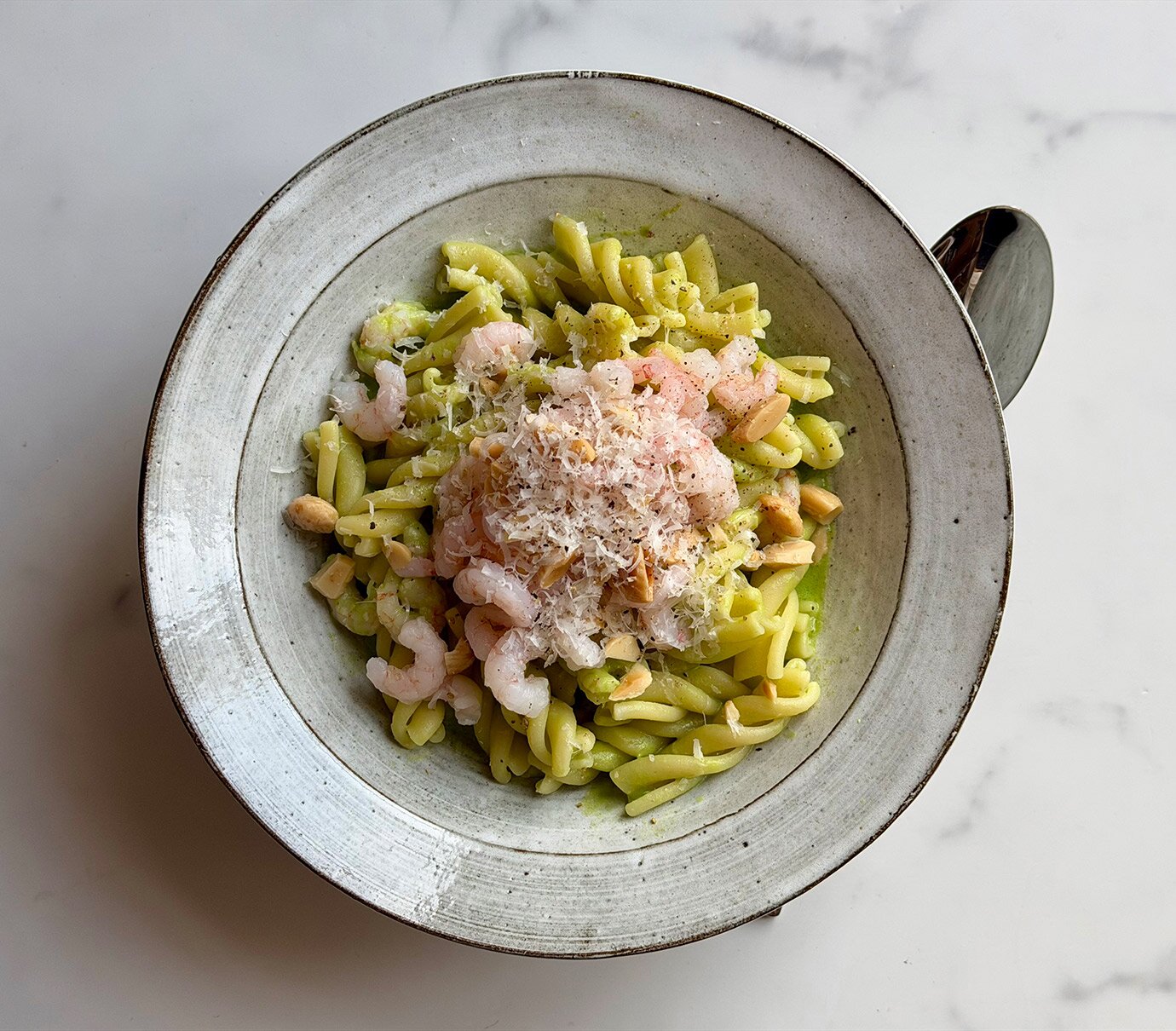 Ramslökspasta med norska räkor