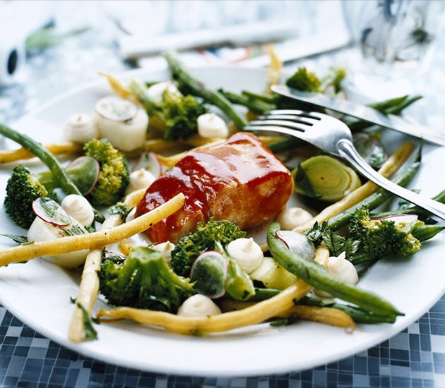 BBQ-sej med grönsakssallad och citronmajonnäs