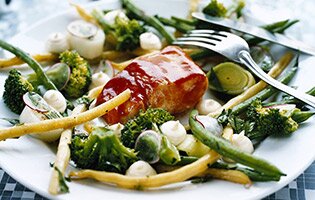 BBQ-sej med grönsakssallad och citronmajonnäs