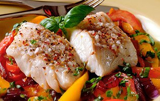 Ugnsbakad sej med tomat, paprika och rödlök