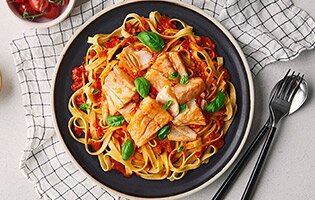 Pasta med sej, tomat och basilika