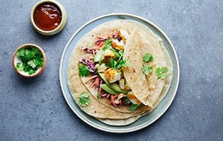 Wraps med norsk sei och mangochutney