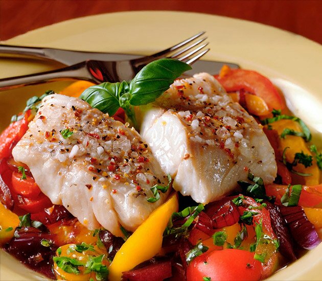 Ugnsbakad sej med tomat, paprika och rödlök