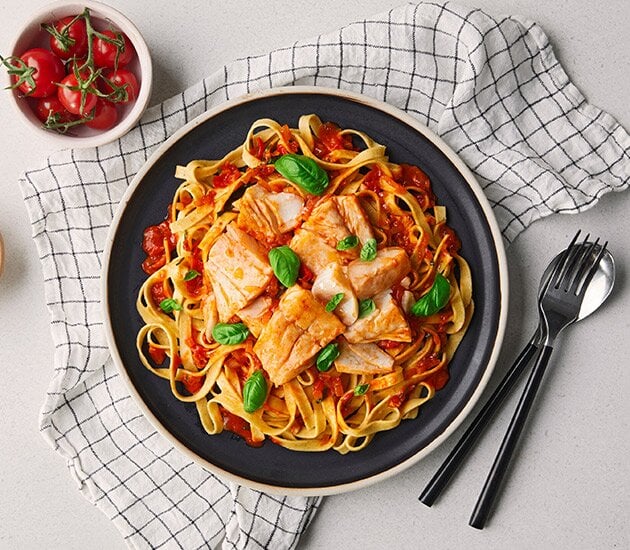 Pasta med sej, tomat och basilika