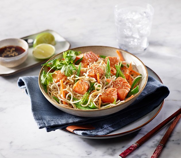 Lax i airfryer med asiatiska nudlar