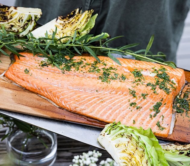 Grillad lax på planka med örtolja, potatis och grillad spetskål