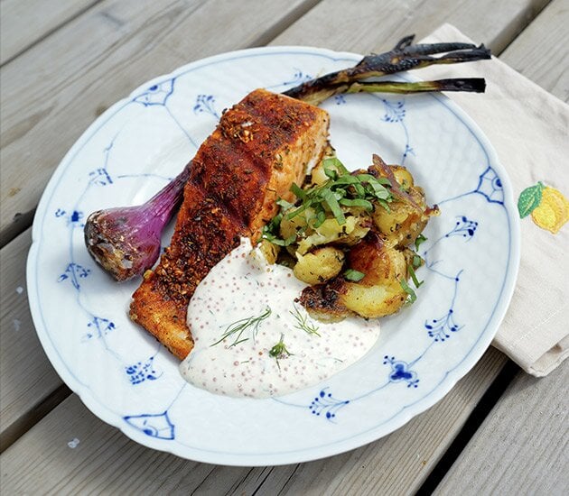 Grillad het lax med kall romsås