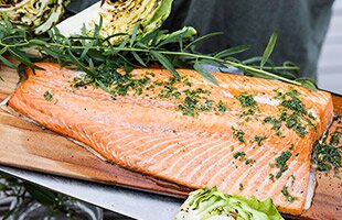 Grillad lax på planka med örtolja, potatis och grillad spetskål