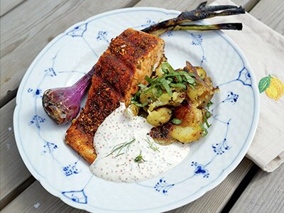 Grillad het lax med kall romsås