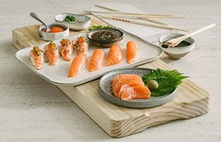 Nigiri och aburi nigiri med norsk lax