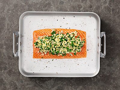 Lax i ugn med mandel, persilja och cheddar