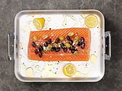 Lax i ugn med oliver, vitlök och citron