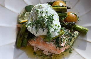 Ugnsbakad laxsida med krämig citronsås och primörer