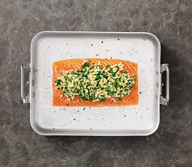 Lax i ugn med mandel, persilja och cheddar