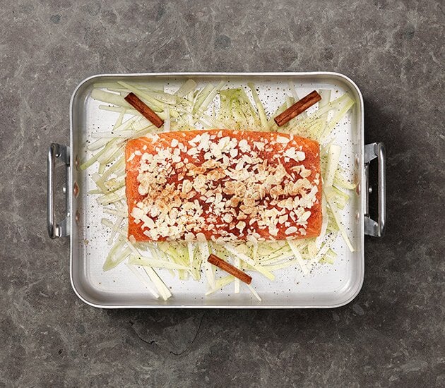 Lax i ugn med mandel, kanel och fänkål