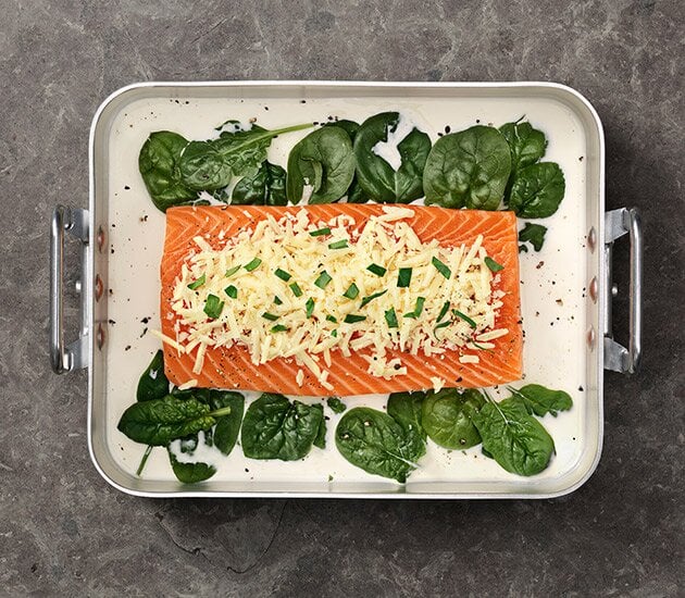 Lax i ugn med spenat, grädde och parmesan