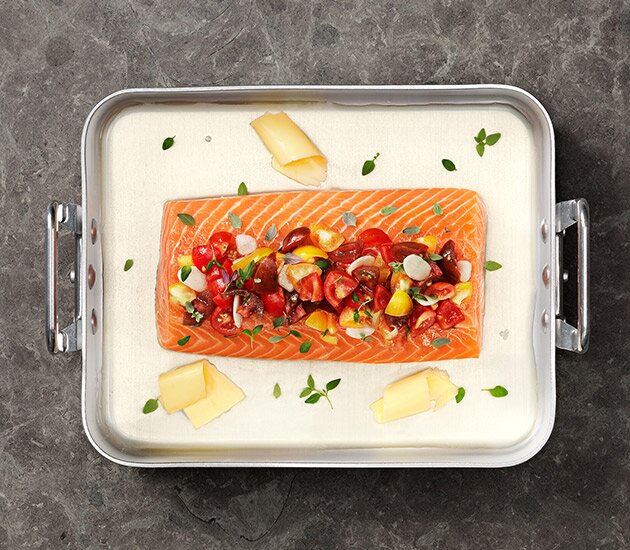 Lax i ugn med tomat, timjan och vin