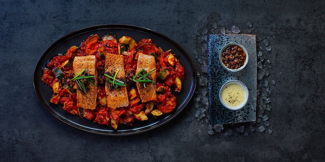 Lax med tapenade, ratatouille och parmesankräm
