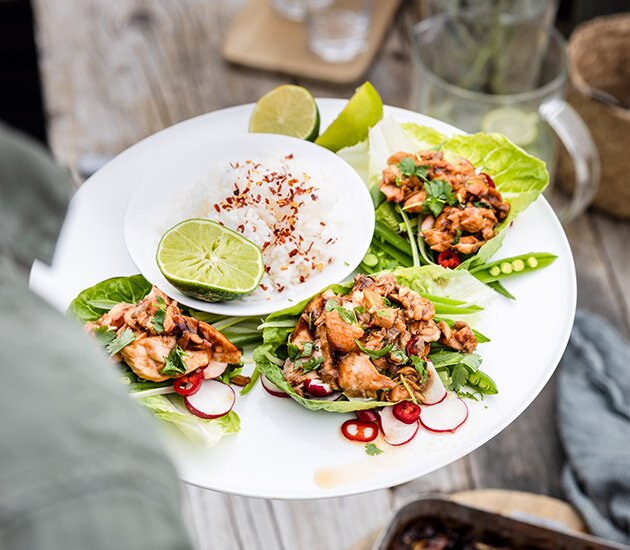 Pulled salmon med asiatisk sallad