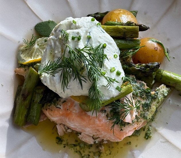 Ugnsbakad laxsida med krämig citronsås och primörer