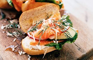 Baguette med kallrökt lax, färskost, gurka, rödlök och pepparrot