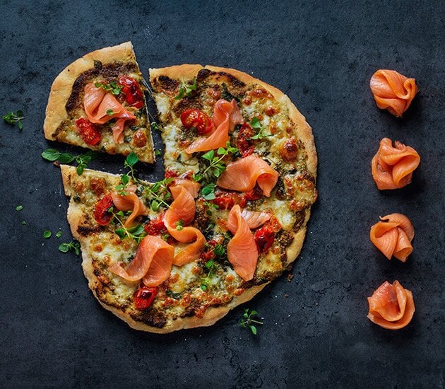 Pizza med pesto, mozzarella and rökt norsk lax